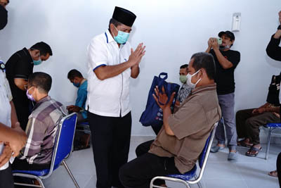 Bupati Alfedri Serahkan 500 Paket Bantuan Produk Makanan Olahan Ikan Kepada Nelayan